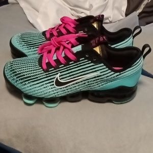 Brand new vapormax